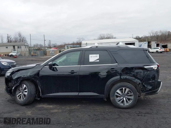 2023 Nissan Pathfinder SL z VIN 5N1DR3CC7PC225860, wystawiony jako IAAI lot #41733202 z przebiegiem 23 118 mil mil oraz . Historia ofert i sprzedaży dostępna na DreamBid. Obrazek 14.