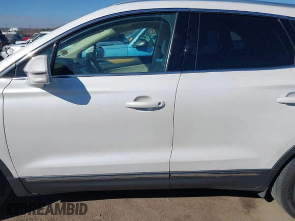 2015 Lincoln MKC z VIN 5LMCJ1A94FUJ13781, wystawiony jako IAAI lot #41761324 z przebiegiem 139 196 mil mil oraz . Historia ofert i sprzedaży dostępna na DreamBid. Obrazek 14.