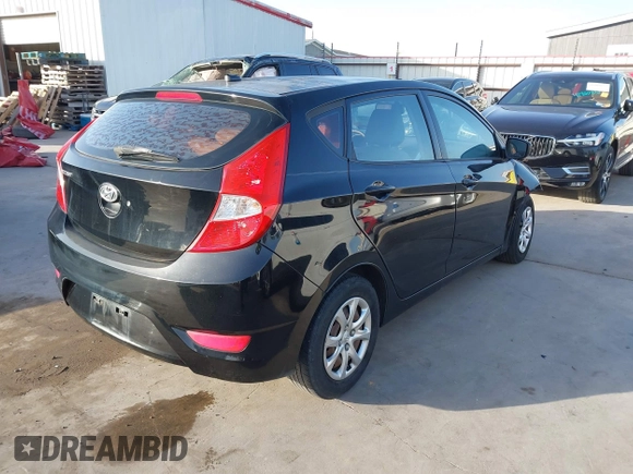 2013 Hyundai Accent GS z VIN KMHCT5AE7DU083304, wystawiony jako IAAI lot #41847588 z przebiegiem 133 971 mil mil oraz . Historia ofert i sprzedaży dostępna na DreamBid. Obrazek 4.