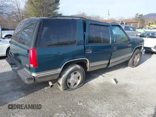 1998 GMC Yukon z VIN 1GKEK13R2WJ731178, wystawiony jako IAAI lot #41339082 z przebiegiem 291 604 mil mil oraz . Historia ofert i sprzedaży dostępna na DreamBid. Obrazek 4.
