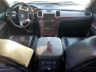 2010 Cadillac Escalade ESV Luxury z VIN 1GYUKHEF5AR107205, wystawiony jako Copart lot #81320554 z przebiegiem 210 585 mil mil oraz Czysty tytuł • Clean title. Historia ofert i sprzedaży dostępna na DreamBid. Obrazek 8.
