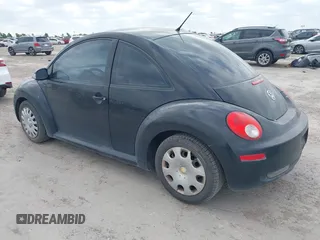 2010 Volkswagen New Beetle Coupe with VIN 3VWPG3AG9AM015051, listed as a IAAI auction lot 42052771 with 163,728 mi miles. Bid and sale history available at carsss.com. Image 3.