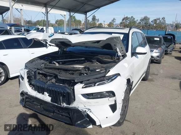 2024 BMW X7 xDrive40i z VIN 5UX23EM08R9U61655, wystawiony jako IAAI lot #41657934 z przebiegiem 12 810 mil mil oraz . Historia ofert i sprzedaży dostępna na DreamBid. Obrazek 2.
