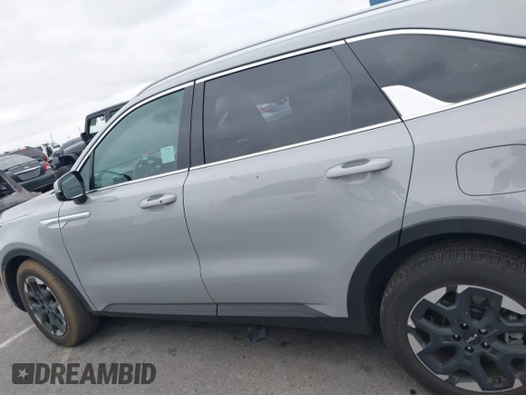 2025 Kia Sorento S z VIN 5XYRL4JC1SG334274, wystawiony jako IAAI lot #41820190 z przebiegiem 8 336 mil mil oraz . Historia ofert i sprzedaży dostępna na DreamBid. Obrazek 14.