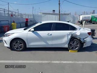 2022 Kia Forte LXS z VIN 3KPF24AD3NE496228, wystawiony jako IAAI lot #42193668 z przebiegiem 29 849 mil mil oraz . Historia ofert i sprzedaży dostępna na DreamBid. Obrazek 14.