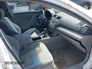 2008 Toyota Camry LE z VIN 4T1BE46K48U792969, wystawiony jako IAAI lot #42056288 z przebiegiem 249 852 mil mil oraz . Historia ofert i sprzedaży dostępna na DreamBid. Obrazek 5.