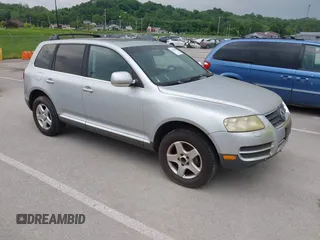 2007 Volkswagen Touareg V6 z VIN WVGZE77L57D001046, wystawiony jako IAAI lot #42283224 z przebiegiem 243 861 mil mil oraz . Historia ofert i sprzedaży dostępna na DreamBid. Obrazek 1.