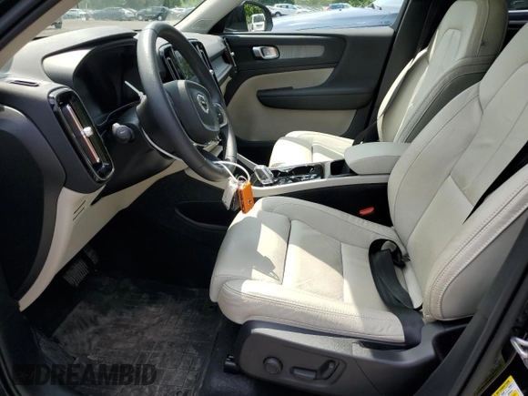 2023 Volvo XC40 Plus Bright Theme с VIN YV4L12UN0P2990297, выставлен на аукционе Copart как лот 58774155 с пробегом 24 189 миль миль и Списание • Salvage title. История ставок и продаж доступна на DreamBid. Изображение 7.