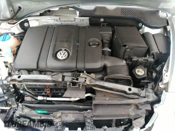 2013 Volkswagen Beetle 2.5L z VIN 3VW5P7AT4DM813232, wystawiony jako IAAI lot #39203795 z przebiegiem 81 397 mil mil oraz . Historia ofert i sprzedaży dostępna na DreamBid. Obrazek 10.