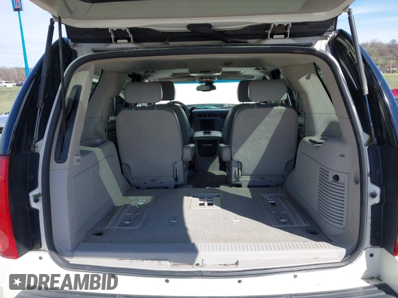2008 GMC Yukon SLT w/4SB with VIN 1GKFK13078R209074, listed as a IAAI auction lot 41869070 with 180,950 mi miles. Bid and sale history available at carsss.com. Image 17.