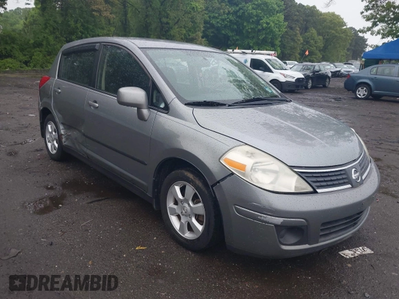 2009 Nissan Versa S z VIN 3N1BC13E29L366879, wystawiony jako IAAI lot #42277503 z przebiegiem 137 006 mil mil oraz . Historia ofert i sprzedaży dostępna na DreamBid. Obrazek 1.