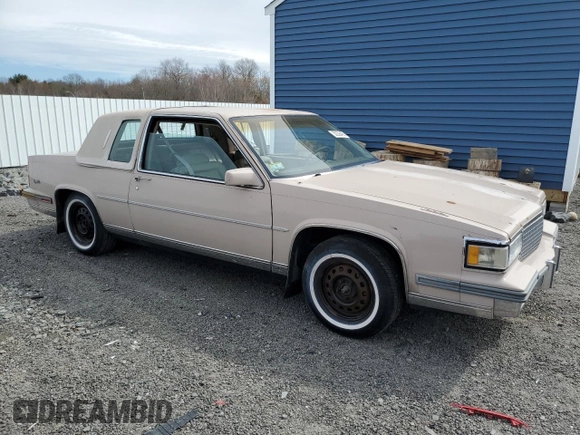 1988 Cadillac DeVille z VIN 1G6CD1153J4241498, wystawiony jako Copart lot #50236495 z przebiegiem 76 745 mil mil oraz Czysty tytuł • Clean title. Historia ofert i sprzedaży dostępna na DreamBid. Obrazek 4.