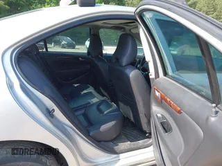 2006 Volvo S60 2.5T with VIN YV1RH592762506742, listed as a IAAI auction lot 41548377 with 320,211 mi miles. Bid and sale history available at carsss.com. Image 8.