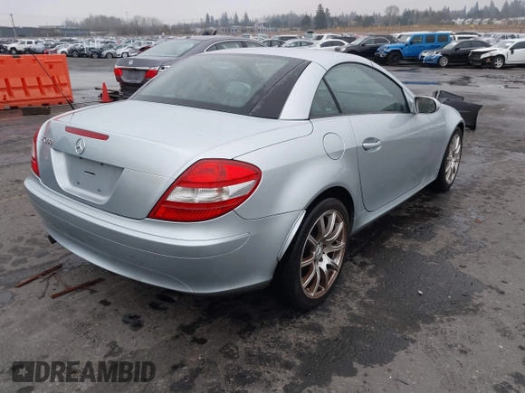 2005 Mercedes-Benz SLK 230/320 z VIN WDBWK56FX5F040781, wystawiony jako IAAI lot #41321130 z przebiegiem 100 319 mil mil oraz . Historia ofert i sprzedaży dostępna na DreamBid. Obrazek 4.