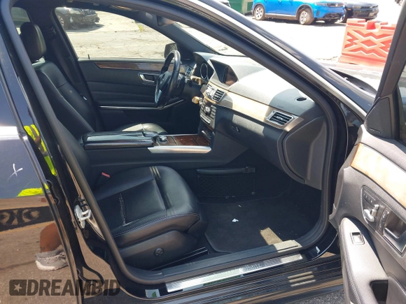 2014 Mercedes-Benz E 350 Sport z VIN WDDHF5KB3EA934741, wystawiony jako IAAI lot #42600302 z przebiegiem 143 894 mil mil oraz . Historia ofert i sprzedaży dostępna na DreamBid. Obrazek 5.
