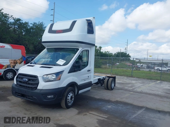 2023 Ford Transit z VIN 1FDBF6ZG0PKB35192, wystawiony jako IAAI lot #42191303 z przebiegiem 207 810 mil mil oraz . Historia ofert i sprzedaży dostępna na DreamBid. Obrazek 2.