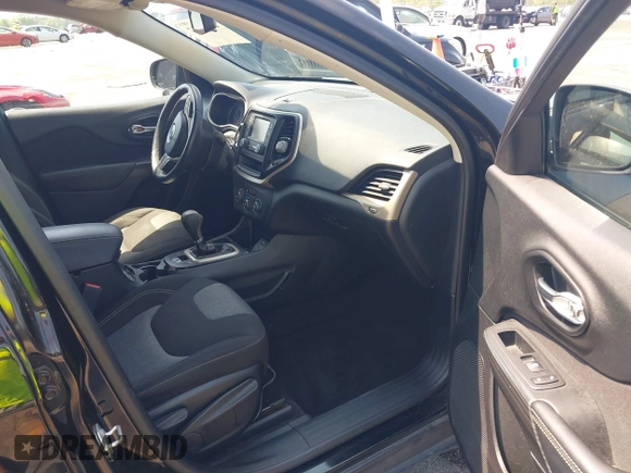 2017 Jeep Cherokee Sport z VIN 1C4PJLAB4HW514620, wystawiony jako IAAI lot #42070912 z przebiegiem 78 302 mil mil oraz . Historia ofert i sprzedaży dostępna na DreamBid. Obrazek 5.