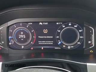 2023 Volkswagen Atlas SE z VIN 1V2WR2CA3PC507742, wystawiony jako IAAI lot #41282782 z przebiegiem 26 052 mil mil oraz . Historia ofert i sprzedaży dostępna na DreamBid. Obrazek 7.