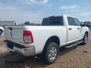 2024 Ram 2500 Big Horn z VIN 3C6UR5DL1RG338631, wystawiony jako IAAI lot #42608233 z przebiegiem 34 989 mil mil oraz . Historia ofert i sprzedaży dostępna na DreamBid. Obrazek 4.
