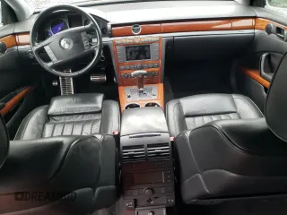 2005 Volkswagen Phaeton z VIN WVWAF93D758000656, wystawiony jako Copart lot #81836904 z przebiegiem Nie podano mil oraz Szkody całkowita. Historia ofert i sprzedaży dostępna na DreamBid. Obrazek 8.