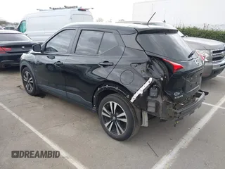 2020 Nissan Kicks SV z VIN 3N1CP5CV5LL573791, wystawiony jako IAAI lot #41848869 z przebiegiem 62 630 mil mil oraz . Historia ofert i sprzedaży dostępna na DreamBid. Obrazek 3.