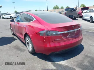2017 Tesla Model S 60 z VIN 5YJSA1E18HF178698, wystawiony jako IAAI lot #42627397 z przebiegiem 87 301 mil mil oraz . Historia ofert i sprzedaży dostępna na DreamBid. Obrazek 3.