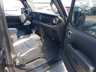 2020 Jeep Wrangler Unlimited Sahara z VIN 1C4HJXEN6LW106869, wystawiony jako IAAI lot #42390113 z przebiegiem 56 907 mil mil oraz . Historia ofert i sprzedaży dostępna na DreamBid. Obrazek 5.