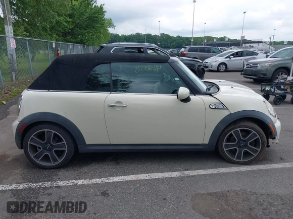 2011 MINI Convertible S с VIN WMWZP3C57BTX82937, выставлен на аукционе IAAI как лот 42389373 с пробегом 60 651 миль миль и . История ставок и продаж доступна на DreamBid. Изображение 13.