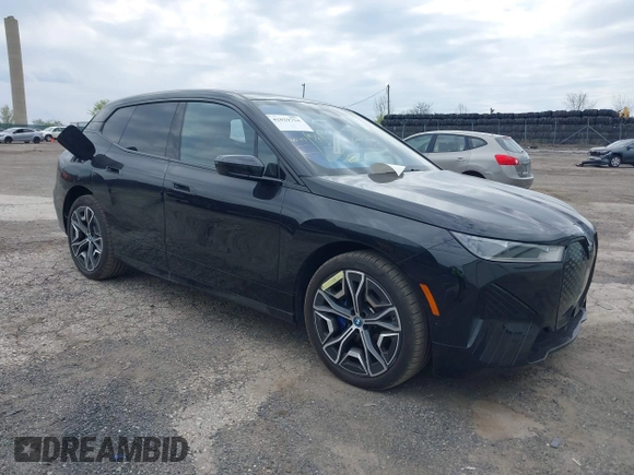 2024 BMW iX xDrive50 z VIN WB523CF03RCN81221, wystawiony jako IAAI lot #42029754 z przebiegiem Nie podano mil oraz . Historia ofert i sprzedaży dostępna na DreamBid. Obrazek 1.