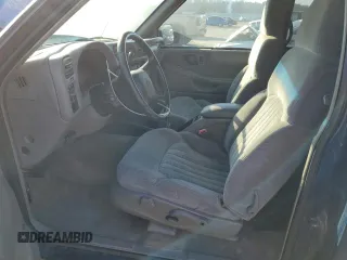 2000 Chevrolet Blazer LS z VIN 1GNCT18W8YK234090, wystawiony jako Copart lot #43063565 z przebiegiem 96 942 mil mil oraz Czysty tytuł • Clean title. Historia ofert i sprzedaży dostępna na DreamBid. Obrazek 7.