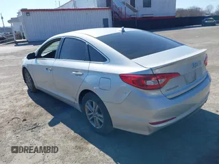 2015 Hyundai Sonata SE z VIN 5NPE24AF0FH161034, wystawiony jako IAAI lot #41640925 z przebiegiem 223 268 mil mil oraz . Historia ofert i sprzedaży dostępna na DreamBid. Obrazek 3.