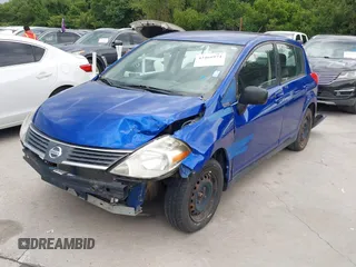 2011 Nissan Versa S z VIN 3N1BC1CP0BL447225, wystawiony jako IAAI lot #42466974 z przebiegiem 133 973 mil mil oraz . Historia ofert i sprzedaży dostępna na DreamBid. Obrazek 2.
