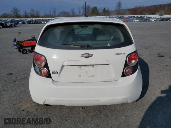 2016 Chevrolet Sonic LS z VIN 1G1JA6SG6G4151340, wystawiony jako Copart lot #50877315 z przebiegiem 117 210 mil mil oraz Szkoda całkowita • Salvage title. Historia ofert i sprzedaży dostępna na DreamBid. Obrazek 6.