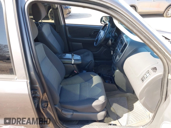 2004 Ford Escape XLT with VIN 1FMYU03164KB22170, listed as a IAAI auction lot 41991801 with 170,492 mi miles. Bid and sale history available at carsss.com. Image 5.