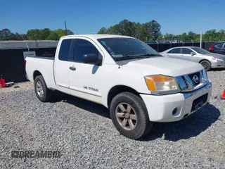 2008 Nissan Titan XE z VIN 1N6BA06C38N351875, wystawiony jako IAAI lot #42060102 z przebiegiem 174 337 mil mil oraz . Historia ofert i sprzedaży dostępna na DreamBid. Obrazek 1.