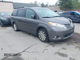 2012 Toyota Sienna XLE z VIN 5TDDK3DC2CS043855, wystawiony jako IAAI lot #42189680 z przebiegiem 195 788 mil mil oraz . Historia ofert i sprzedaży dostępna na DreamBid. Obrazek 1.