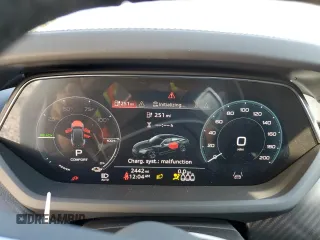 2023 Audi e-tron GT Premium Plus z VIN WAUCJBFW0P7000208, wystawiony jako Copart lot #68644653 z przebiegiem 2442 mil mil oraz Szkody całkowita. Historia ofert i sprzedaży dostępna na DreamBid. Obrazek 9.