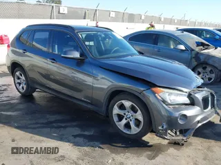 2015 BMW X1 sDrive28i z VIN WBAVM1C51FV314580, wystawiony jako IAAI lot #41679817 z przebiegiem 81 076 mil mil oraz . Historia ofert i sprzedaży dostępna na DreamBid. Obrazek 1.