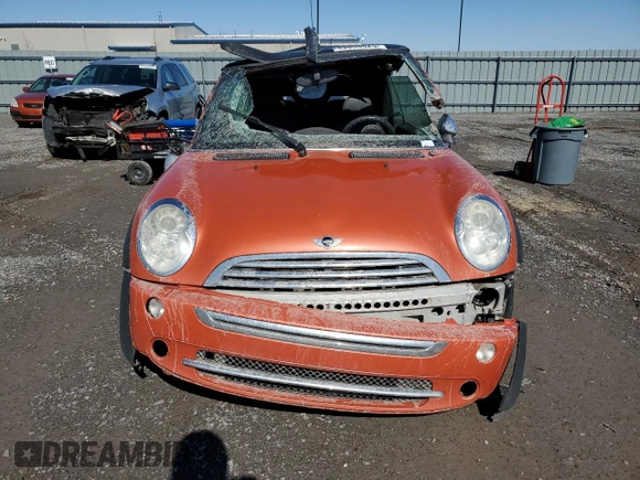 2005 MINI Convertible z VIN WMWRF33585TF62541, wystawiony jako Copart lot #49868625 z przebiegiem Nie podano mil oraz Szkoda całkowita • Salvage title. Historia ofert i sprzedaży dostępna na DreamBid. Obrazek 5.