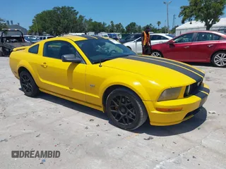 2005 Ford Mustang GT Deluxe z VIN 1ZVHT82HX55243155, wystawiony jako IAAI lot #42345004 z przebiegiem 205 632 mil mil oraz . Historia ofert i sprzedaży dostępna na DreamBid. Obrazek 1.