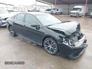 2020 Toyota Camry SE z VIN 4T1G11BK3LU004097, wystawiony jako IAAI lot #41420659 z przebiegiem 62 877 mil mil oraz . Historia ofert i sprzedaży dostępna na DreamBid. Obrazek 1.