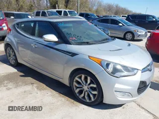 2013 Hyundai Veloster w/Black Int z VIN KMHTC6AD3DU092305, wystawiony jako IAAI lot #41721717 z przebiegiem 158 534 mil mil oraz . Historia ofert i sprzedaży dostępna na DreamBid. Obrazek 1.