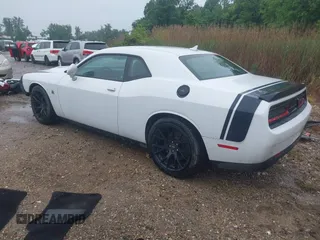 2018 Dodge Challenger R/T Scat Pack z VIN 2C3CDZFJ4JH228011, wystawiony jako IAAI lot #42242031 z przebiegiem 24 072 mil mil oraz . Historia ofert i sprzedaży dostępna na DreamBid. Obrazek 3.