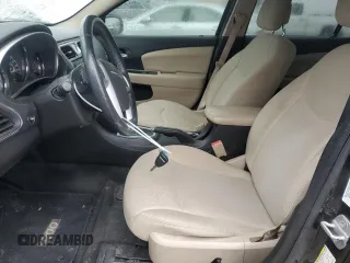 2013 Chrysler 200 Touring z VIN 1C3CCBBB6DN539475, wystawiony jako Copart lot #43955965 z przebiegiem 129 207 mil mil oraz Szkoda całkowita • Salvage title. Historia ofert i sprzedaży dostępna na DreamBid. Obrazek 7.
