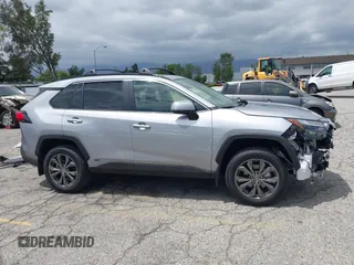 2025 Toyota RAV4 Hybrid XLE Premium z VIN JTMB6RFV5SD157761, wystawiony jako IAAI lot #42261188 z przebiegiem 3 586 mil mil oraz . Historia ofert i sprzedaży dostępna na DreamBid. Obrazek 14.