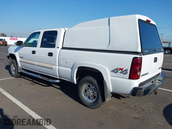 2005 Chevrolet Silverado 1500HD LT z VIN 1GCGK13U45F830143, wystawiony jako IAAI lot #41424683 z przebiegiem 141 881 mil mil oraz . Historia ofert i sprzedaży dostępna na DreamBid. Obrazek 3.