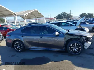 2018 Toyota Camry LE z VIN 4T1B11HK0JU546451, wystawiony jako IAAI lot #41054832 z przebiegiem 35 660 mil mil oraz . Historia ofert i sprzedaży dostępna na DreamBid. Obrazek 14.