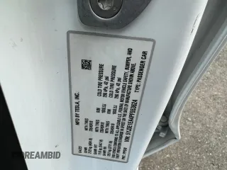 2023 Tesla Model 3 z VIN 5YJ3E1EA4PF553624, wystawiony jako Copart lot #64203215 z przebiegiem 30 197 mil mil oraz Czysty tytuł • Clean title. Historia ofert i sprzedaży dostępna na DreamBid. Obrazek 10.