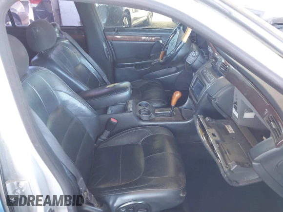 2003 Cadillac DeVille DTS z VIN 1G6KF57943U114611, wystawiony jako IAAI lot #41661350 z przebiegiem 160 762 mil mil oraz . Historia ofert i sprzedaży dostępna na DreamBid. Obrazek 5.