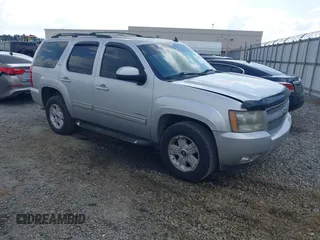 2011 Chevrolet Tahoe LT z VIN 1GNSKBE05BR221199, wystawiony jako IAAI lot #41941402 z przebiegiem 266 815 mil mil oraz . Historia ofert i sprzedaży dostępna na DreamBid. Obrazek 1.